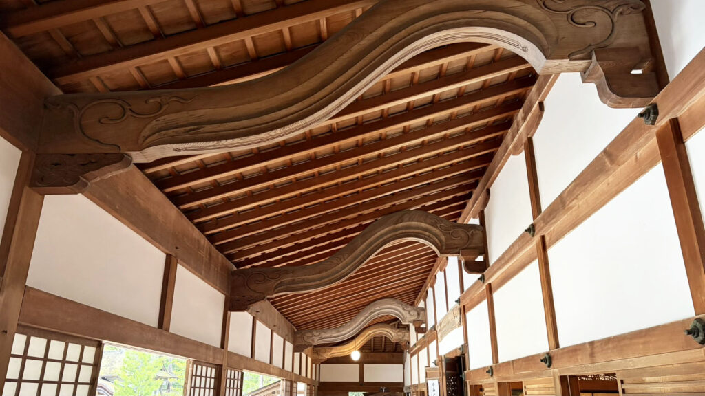 京都 城陽市 親睦旅行 木造建築ならではの美しい梁や屋根