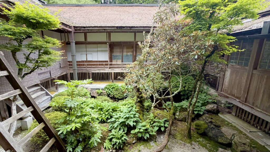 京都 城陽市 親睦旅行 静寂に包まれた中庭で心もリフレッシュ