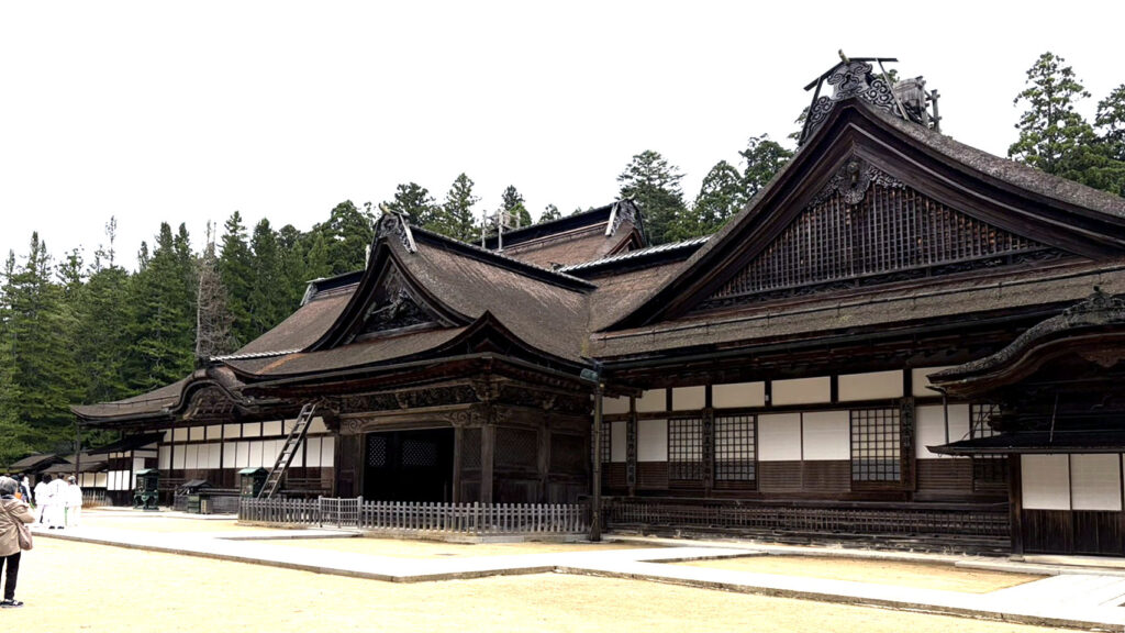 京都 城陽市 親睦旅行 木造建築ならではの美しい梁や屋根